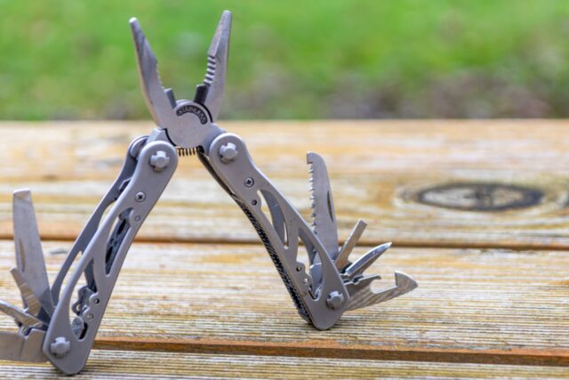 Narzędzie wielofunkcyjne Leatherman na drewnianym stole