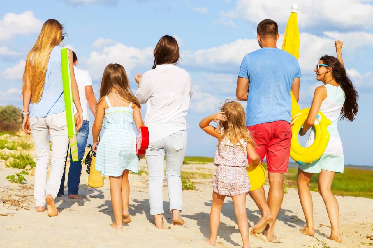 Lista rzeczy do spakowania i lista kontrolna: Biwakowanie z dzieckiem - dobre wyposażenie w podróży 4 Przybory plażowe na liście rzeczy do spakowania podczas biwakowania z dzieckiem