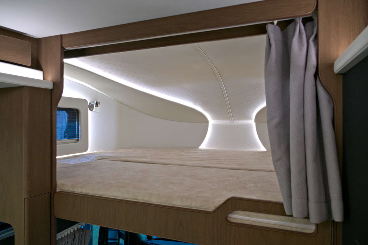 Deddle RV Carbonic Liner 78 - Łóżko we wnęce Caravan Salon 2024