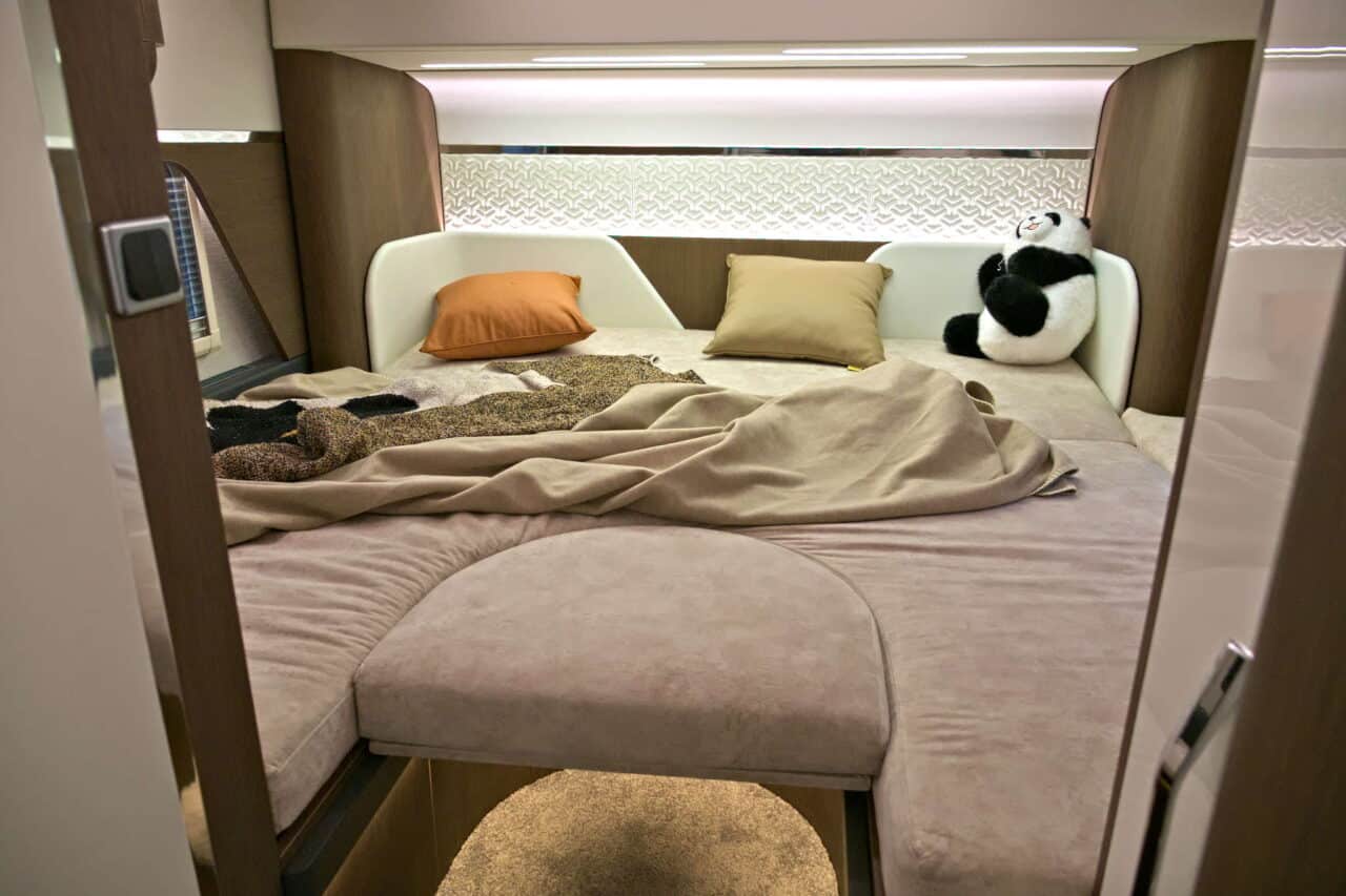 Deddle RV Carbonic Liner 78 - Łóżko z tyłu Caravan Salon 2024
