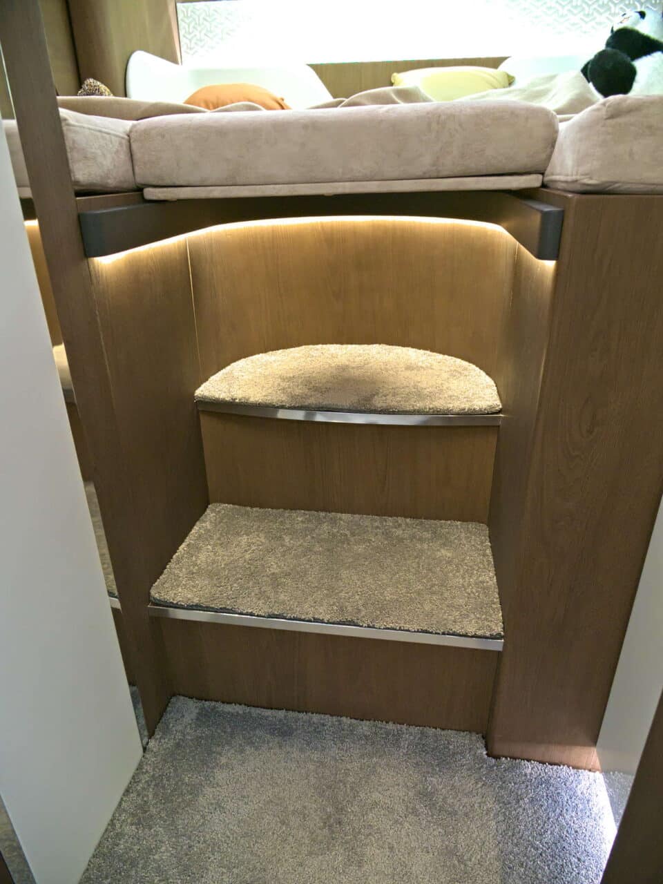 Deddle RV Carbonic Liner 78 - Schody do łóżka z tyłu przyczepy Caravan Salon 2024