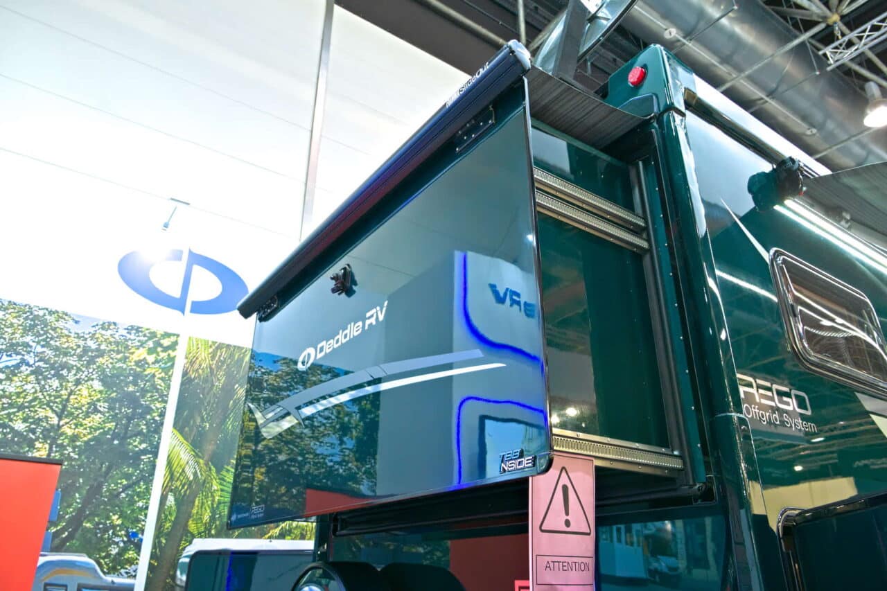 Deddle RV Carbonic Liner 78 - Rozsuwana przyczepa kempingowa Salon 2024