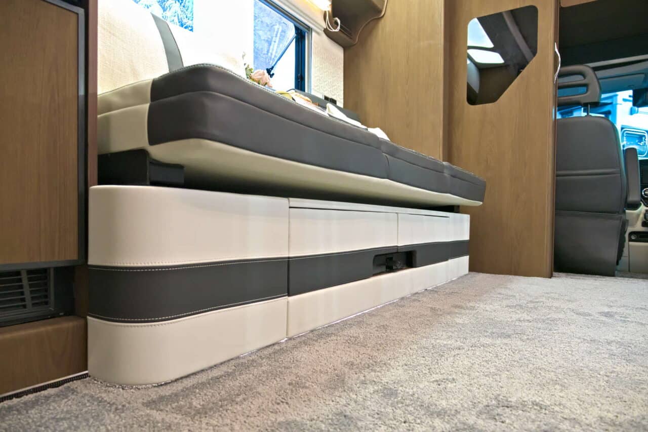 Deddle RV Carbonic Liner 78 - Sofa z szufladą Caravan Salon 2024