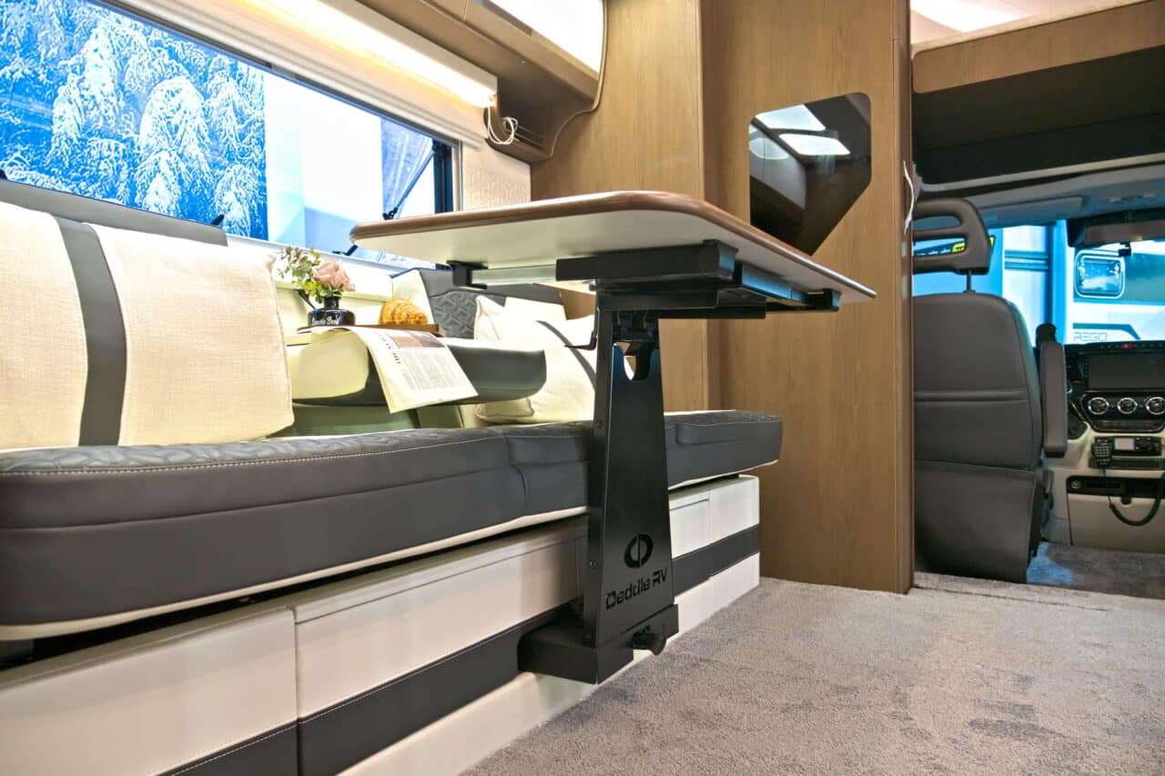 Deddle RV Carbonic Liner 78 - stół Caravan Salon 2024