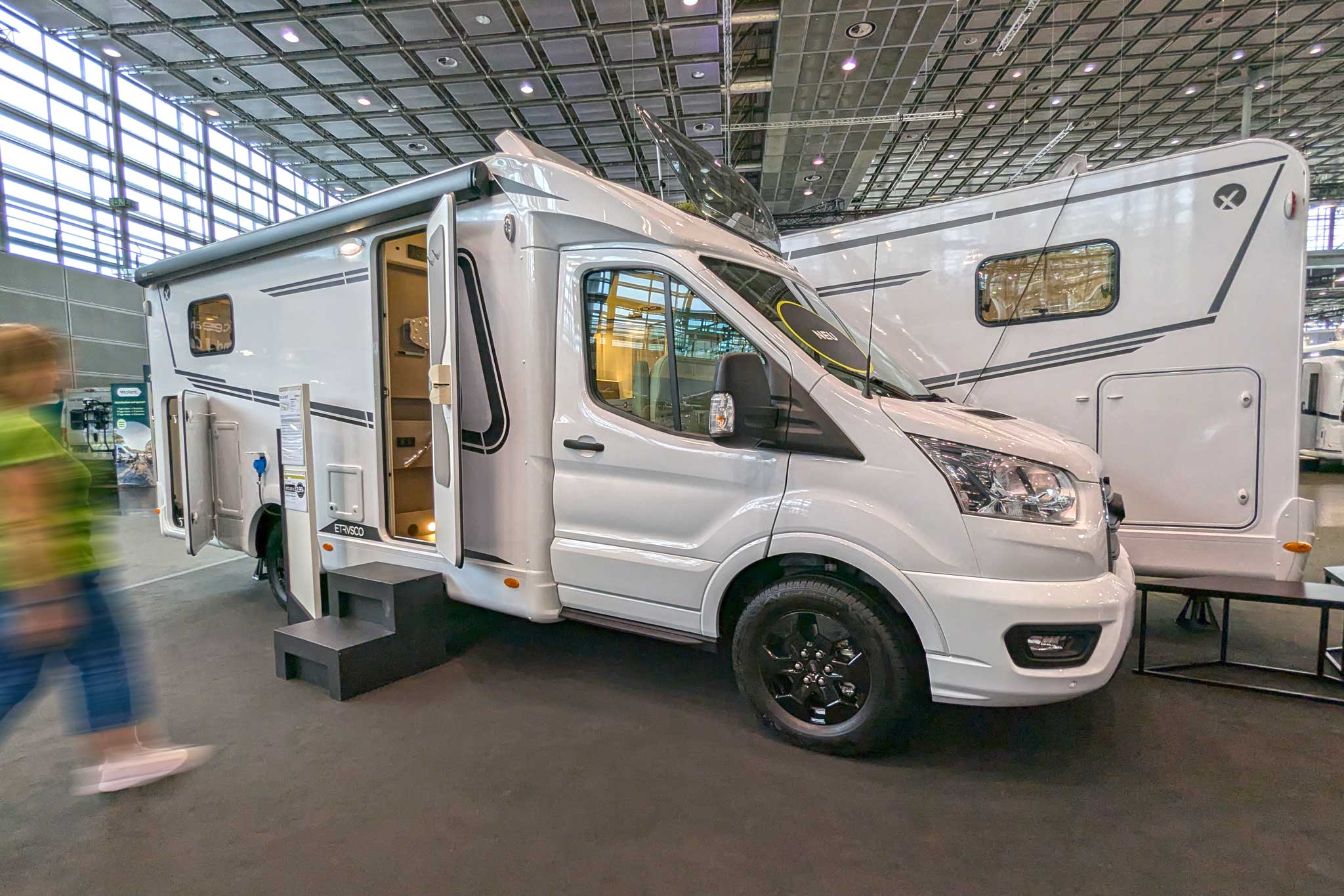 Nowości z Caravan Salon 2024: Etrusco V 6.8 SCF – częściowo zintegrowany kamper o kompaktowych wymiarach