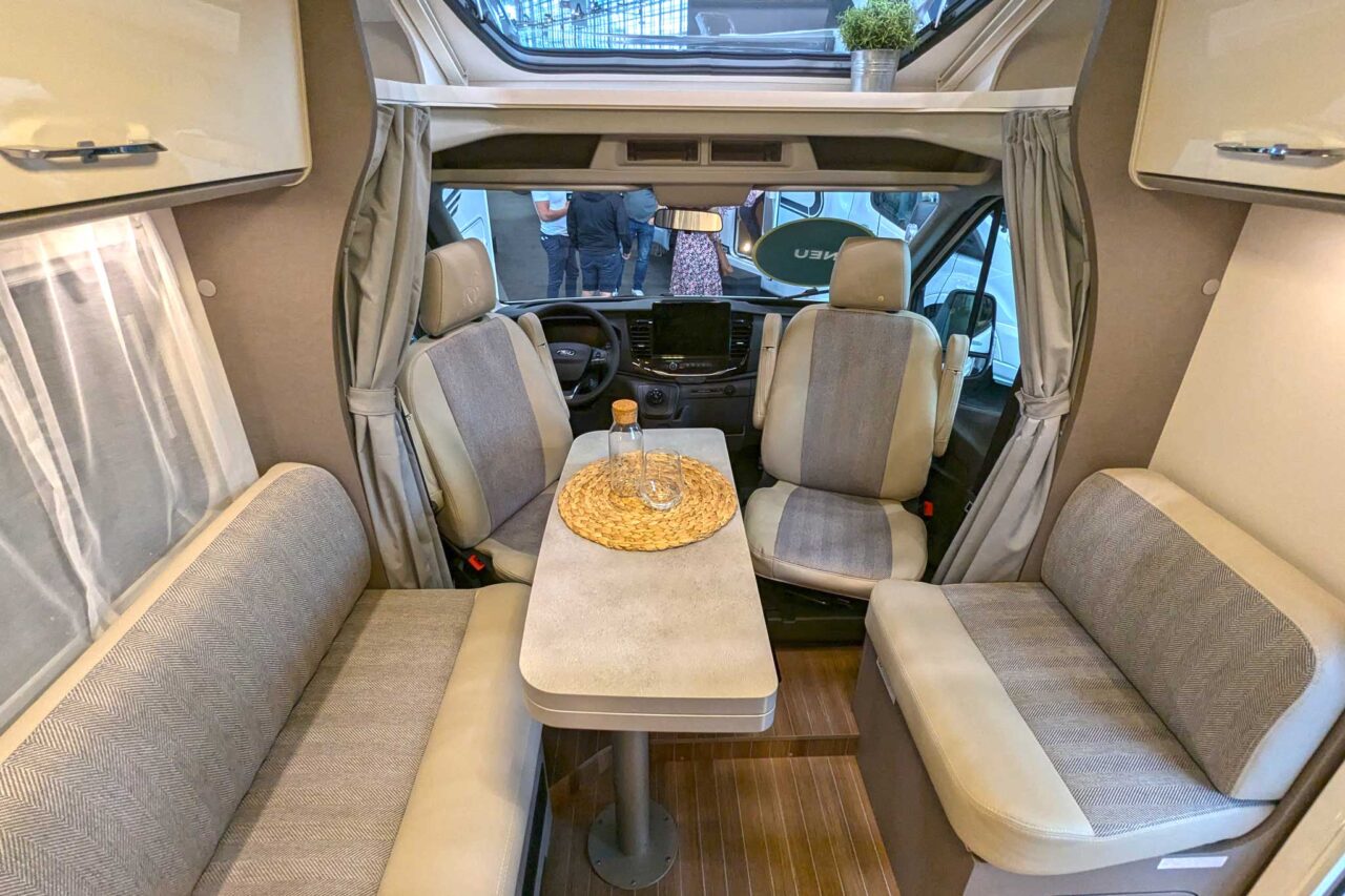 Nowości z Caravan Salon 2024: Etrusco V 6.8 SCF - częściowo zintegrowany kamper o kompaktowych wymiarach 2 Etrusco V 6 8 SCF 4830