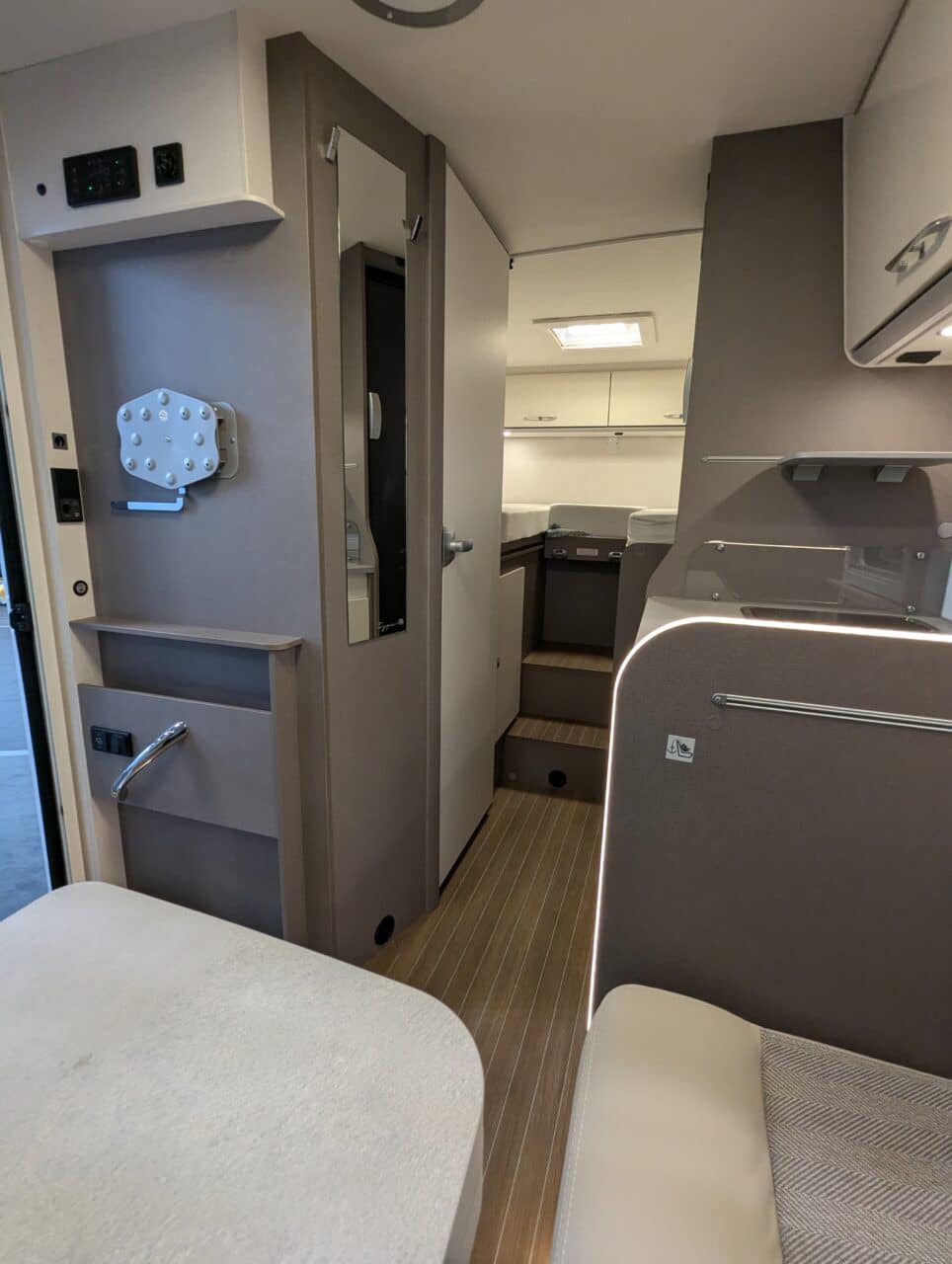 Nowości z Caravan Salon 2024: Etrusco V 6.8 SCF - częściowo zintegrowany kamper o kompaktowych wymiarach 3 PXL 20240830 125907092