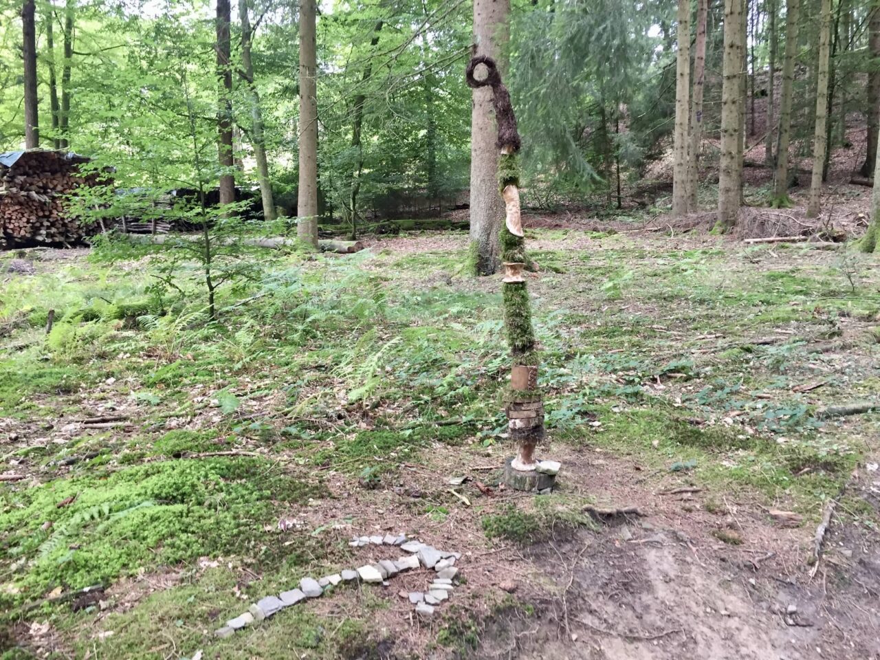Wskazówki dotyczące rozrywki i zajęć podczas biwakowania z dziećmi 4 Tworzenie z naturalnych materiałów jako pomysł na zabawę dla dzieci podczas biwakowania