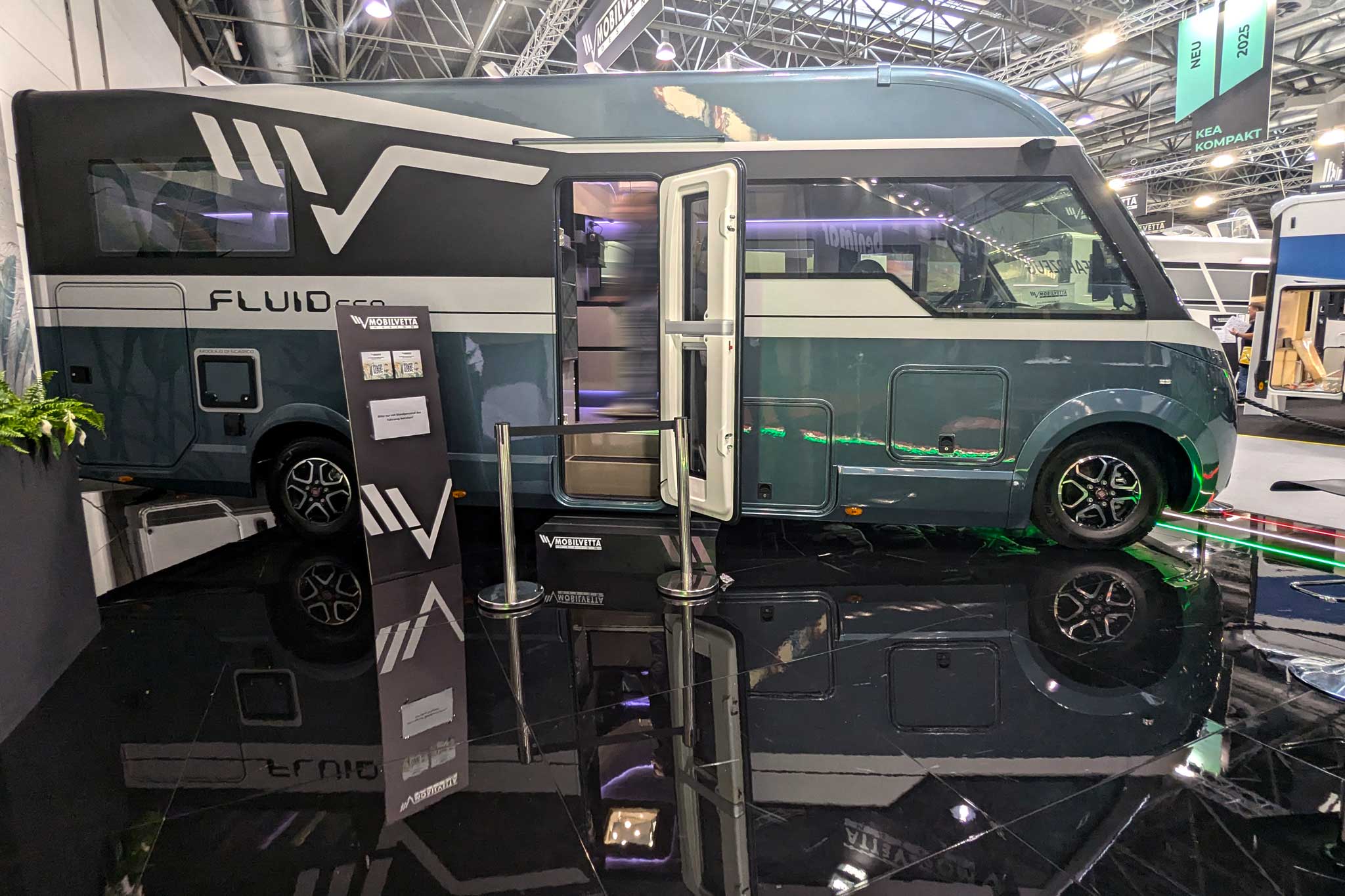 Mobilvetta Fluideen – Innowacyjny projekt 2024 z panoramicznym szyberdachem i przyciemnianymi oknami
