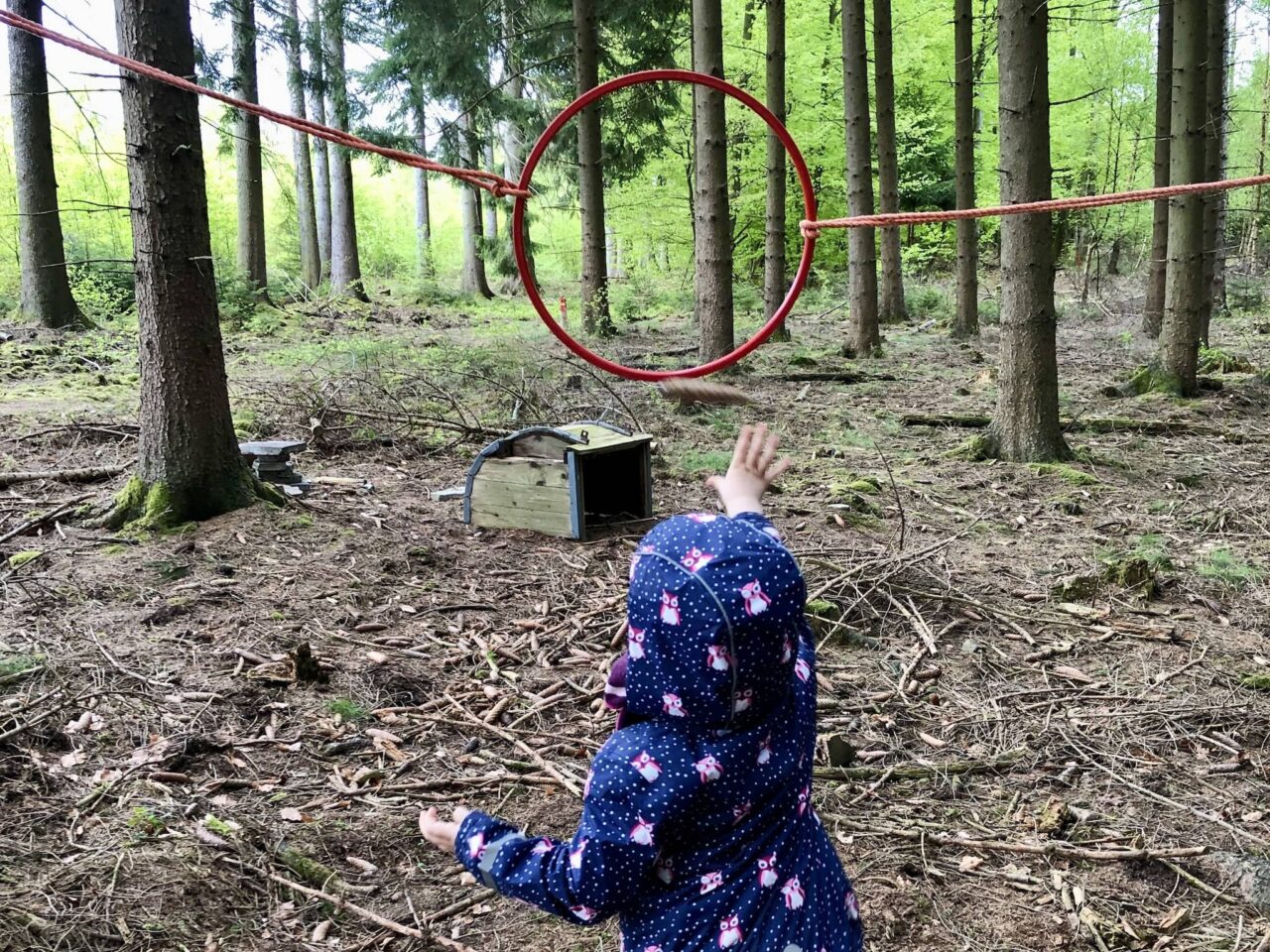 Wskazówki dotyczące rozrywki i zajęć podczas biwakowania z dziećmi 23 Rzucanie szyszkami jodły jako gra dla dzieci na świeżym powietrzu