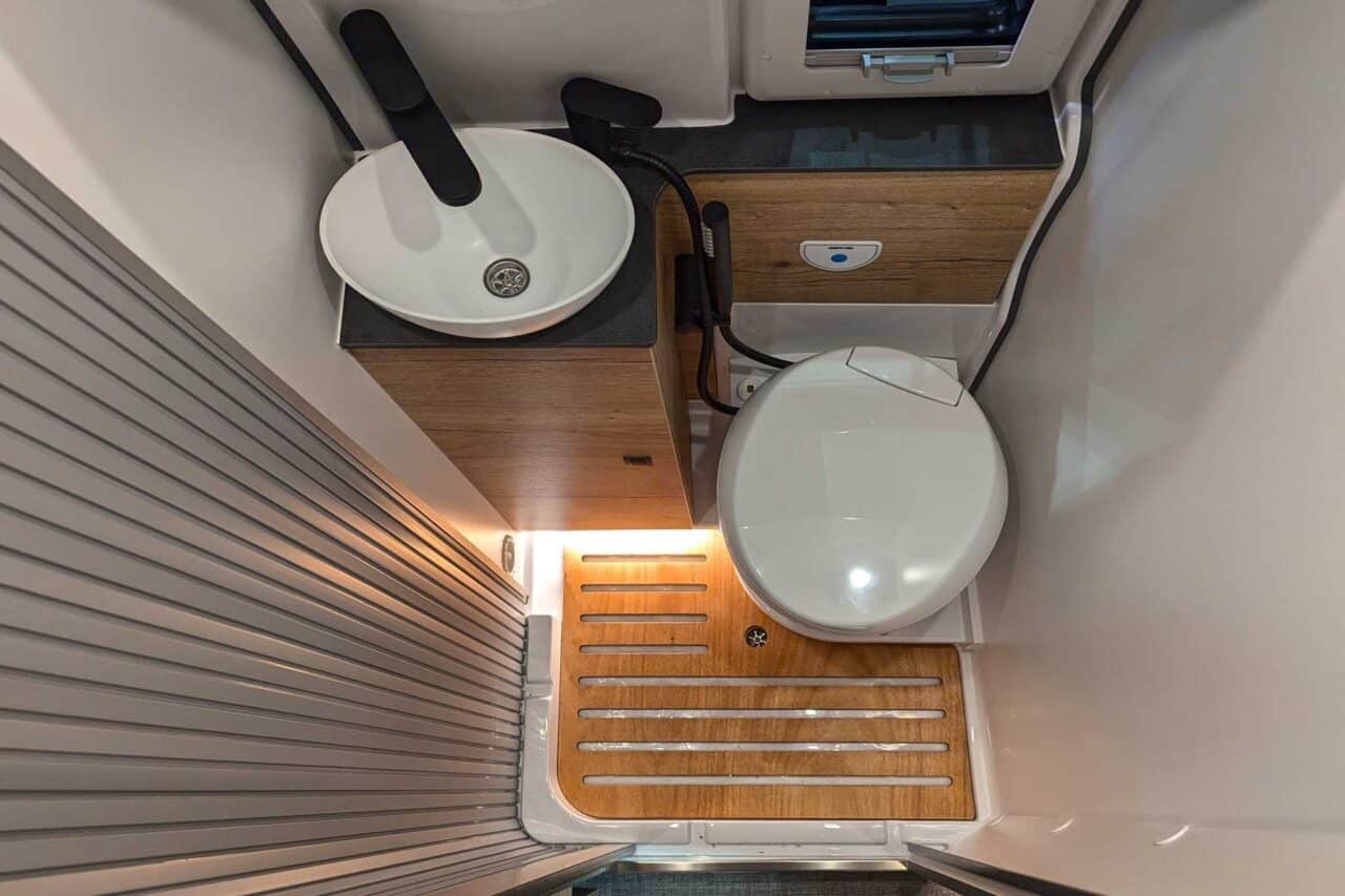 Innovations Caravan Salon 2024: Clever Aventuro 600 - sprytny sprinter z napędem na wszystkie koła dla 2 osób 5 clever aventuro 600 caravan salon 2024 bad