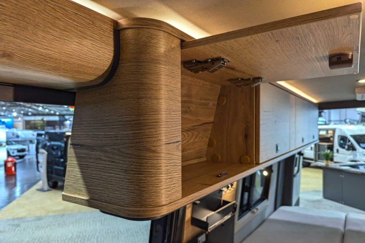 Innovations Caravan Salon 2024: Clever Aventuro 600 - sprytny sprinter z napędem na wszystkie koła dla 2 osób 7 clever aventuro 600 caravan salon 2024 hochschrank
