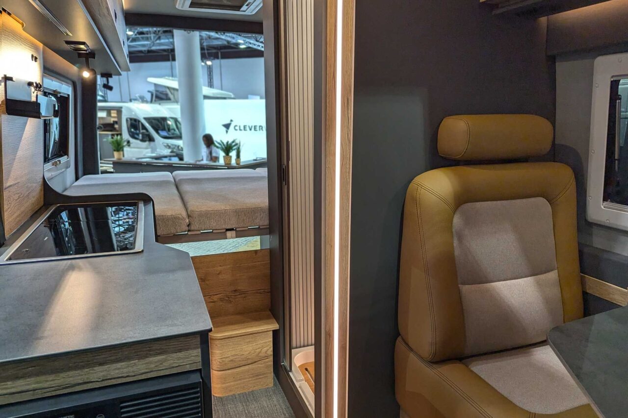 Innovations Caravan Salon 2024: Clever Aventuro 600 - sprytny sprinter z napędem na wszystkie koła dla 2 osób 2 clever aventuro 600 caravan salon 2024 interieur