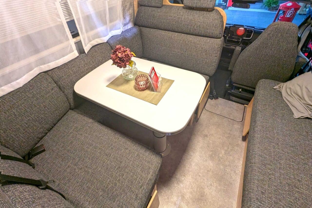 dethleffs xl family a caravan salon 2024 sitzgruppe