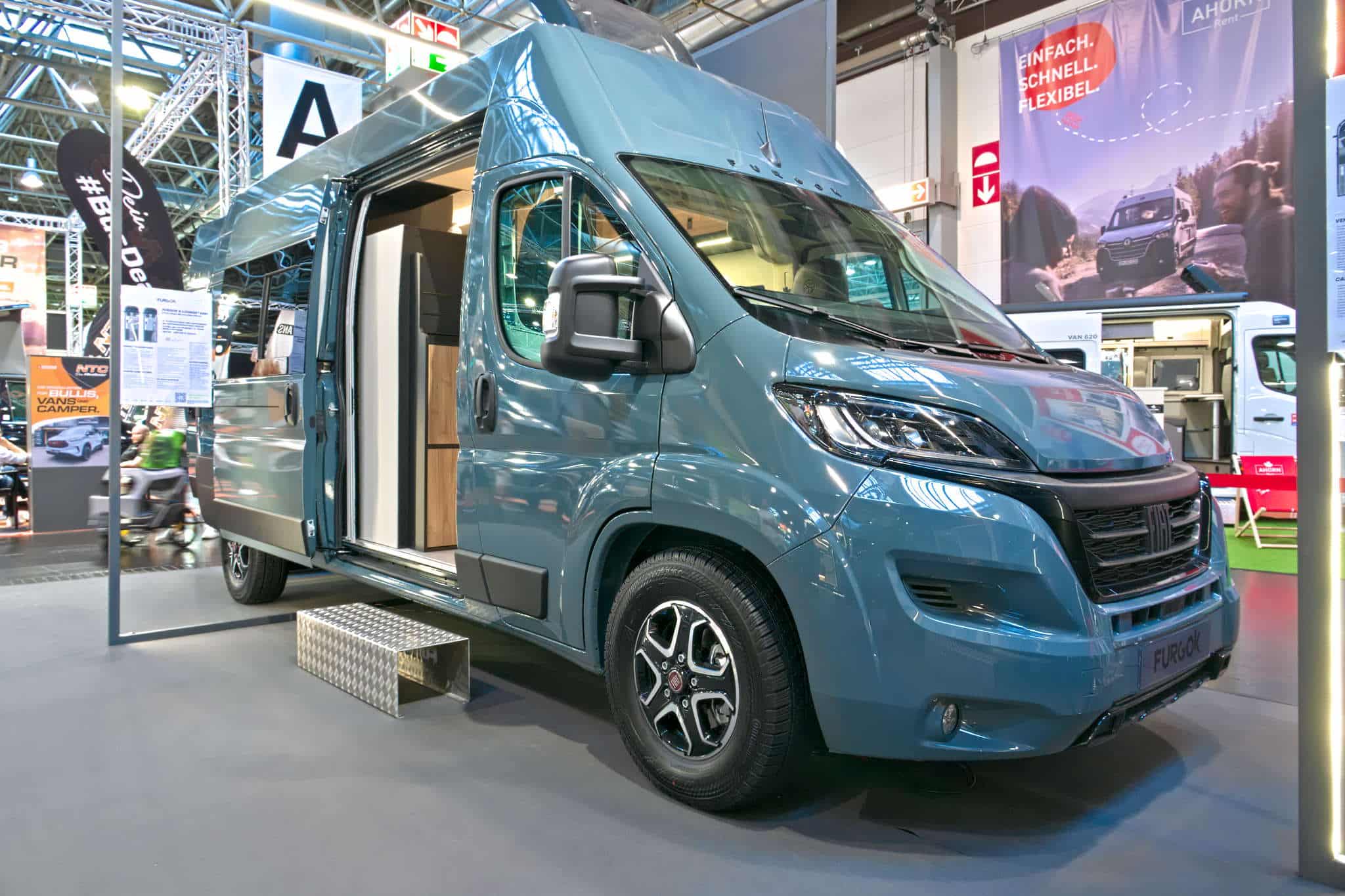 FURGOK X-LOUNGE 600+ (2025): van o zmiennym panelu z elektrycznie opuszczanym łóżkiem i elastyczną łazienką