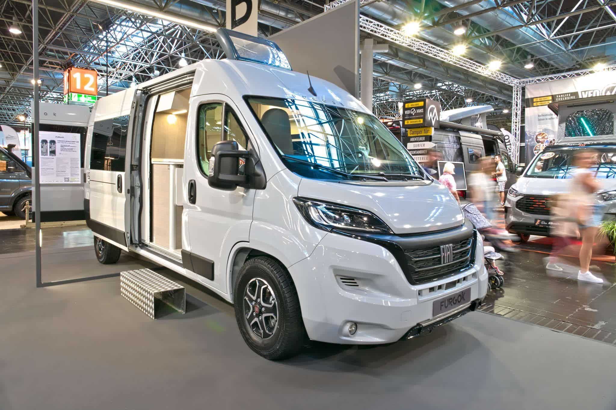 FurgoK X-Sportlong 600 (2025) – praktyczny van z dużą ilością miejsca do przechowywania i pomysłowym składanym prysznicem