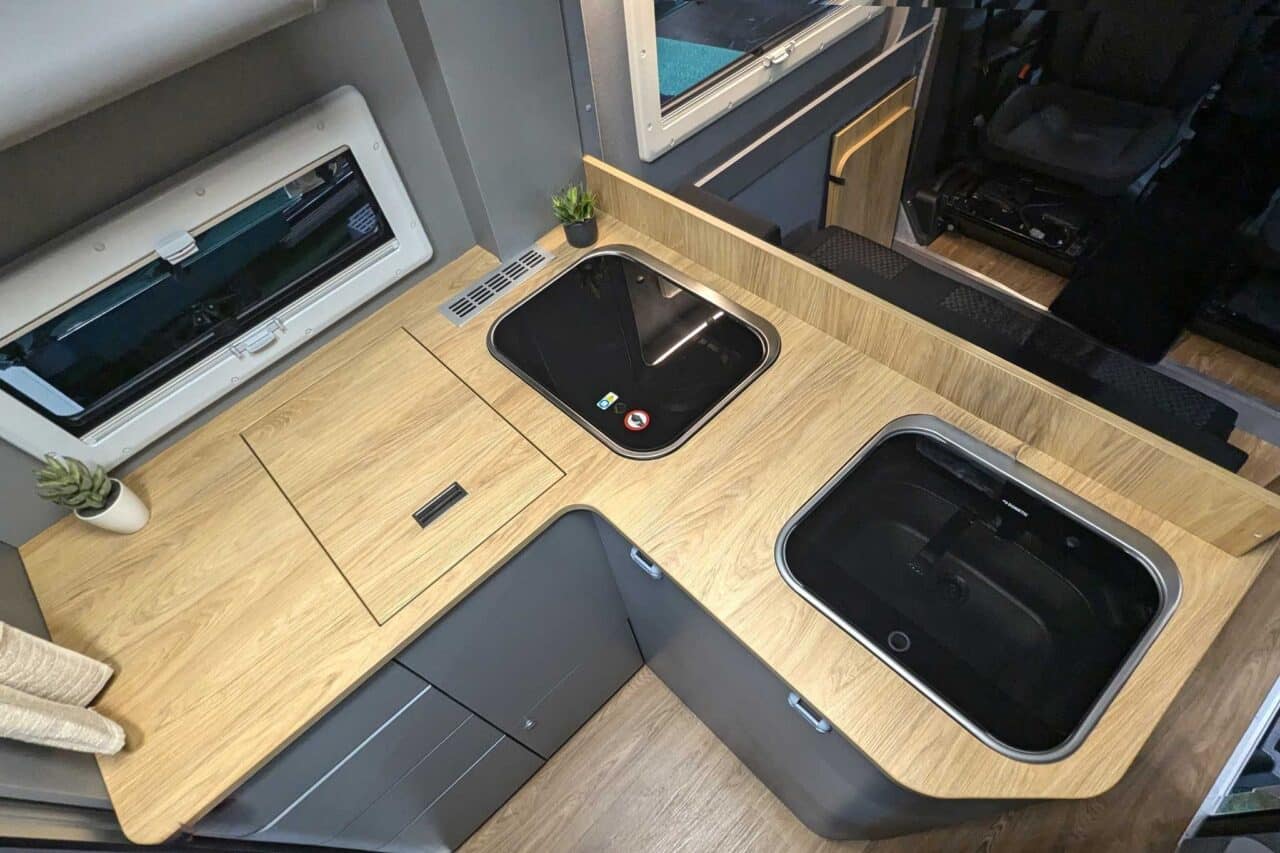 Matist Family L (2024) - Kreatywny kamper Ford Transit dla maksymalnie 5 osób 3 matist family l caravan salon 2024 kueche