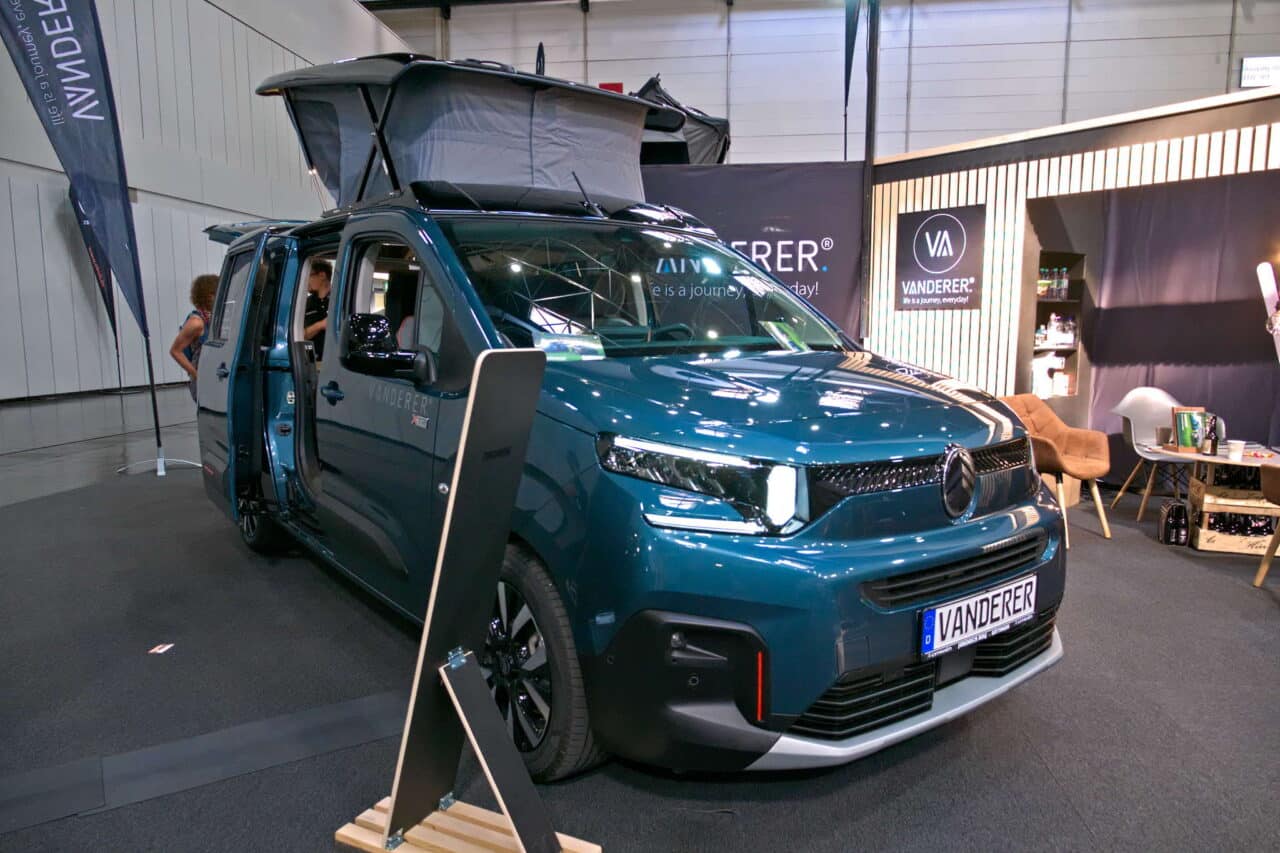 Vanderer One (2025): kompaktowy minikamper z modułowym nadwoziem i dachem sypialnym 1 Vanderer One widok zewnętrzny Citroen Berlingo Caravan Salon 2024