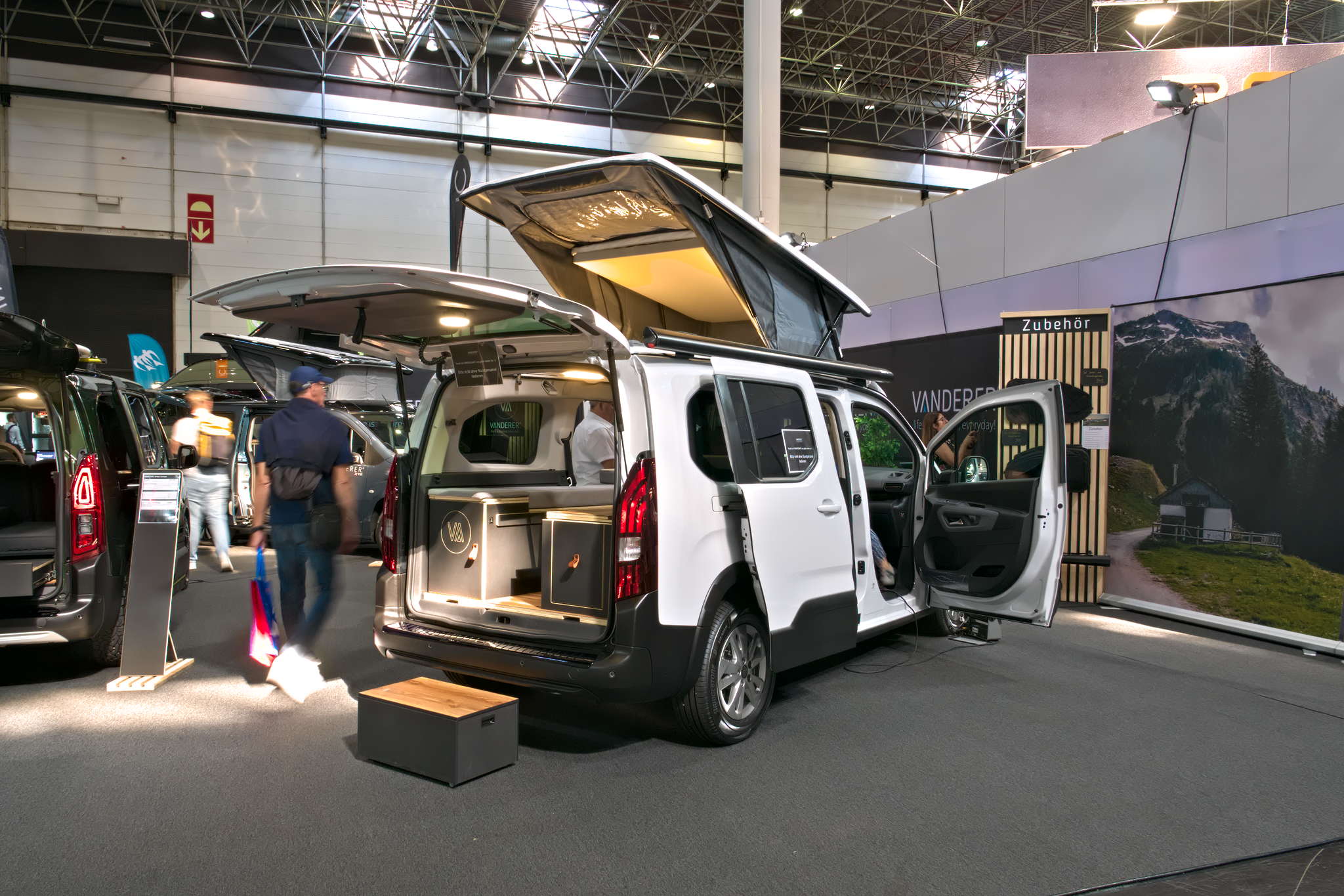 Vanderer One (2025): kompaktowy minikamper z modułowym nadwoziem i dachem sypialnym
