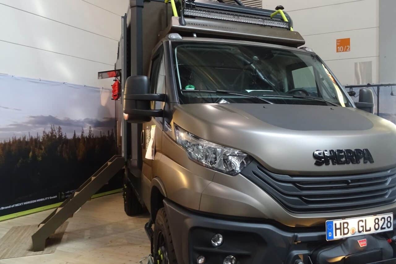 Greenlander Sherpa 4x4 (2025) - Ekologiczny luksusowy kamper z napędem na wszystkie koła dla 2 osób 1 greenlander sherpa 4x4 exterieur caravan salon 2024 c katja scholz