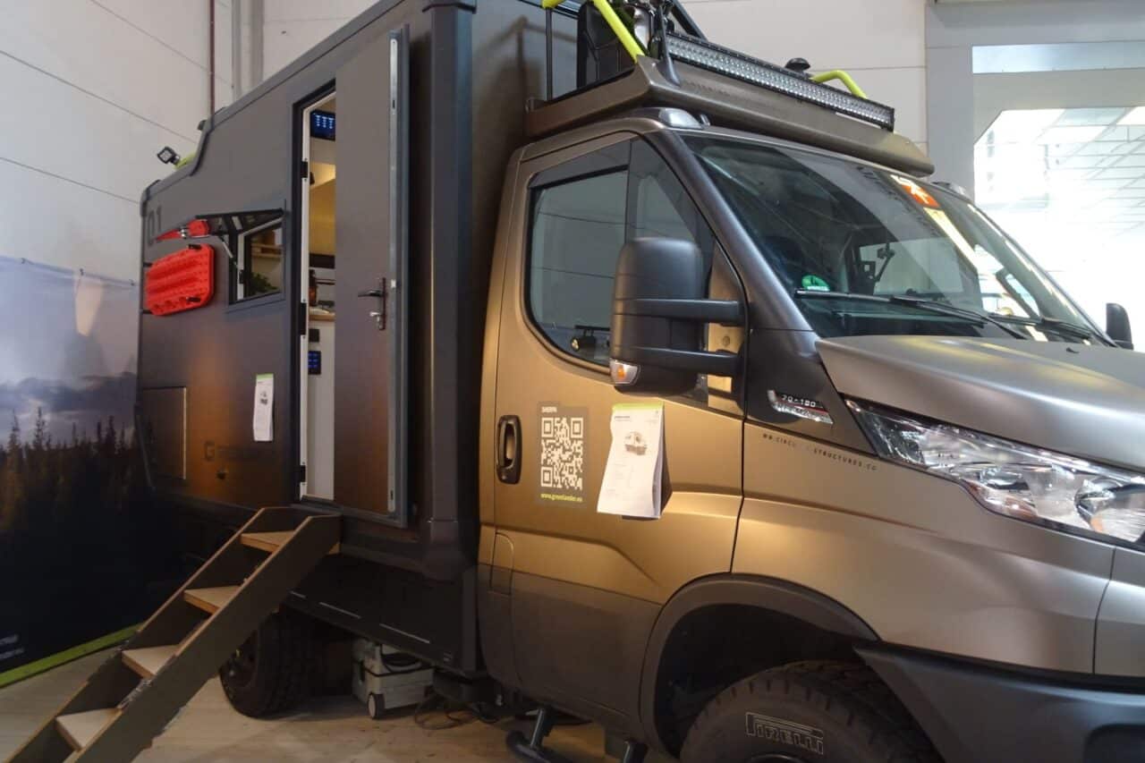 Greenlander Sherpa 4x4 (2025) - Ekologiczny luksusowy kamper z napędem na wszystkie koła dla 2 osób 6 greenlander sherpa 4x4 exterieur einstieg caravan salon 2024 c katja scholz