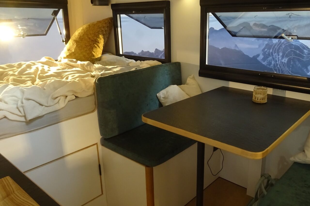 Greenlander Sherpa 4x4 (2025) - Ekologiczny luksusowy kamper z napędem na wszystkie koła dla 2 osób 2 greenlander sherpa 4x4 sitzgruppe dinette und bett caravan salon 2024 c katja scholz