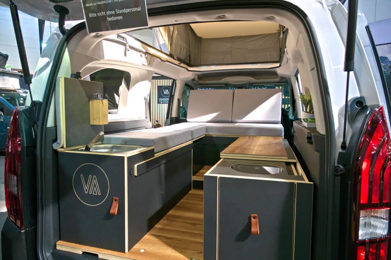 Vanderer One (2025): kompaktowy minikamper z modułowym nadwoziem i dachem sypialnym 7 vanderer one interieur