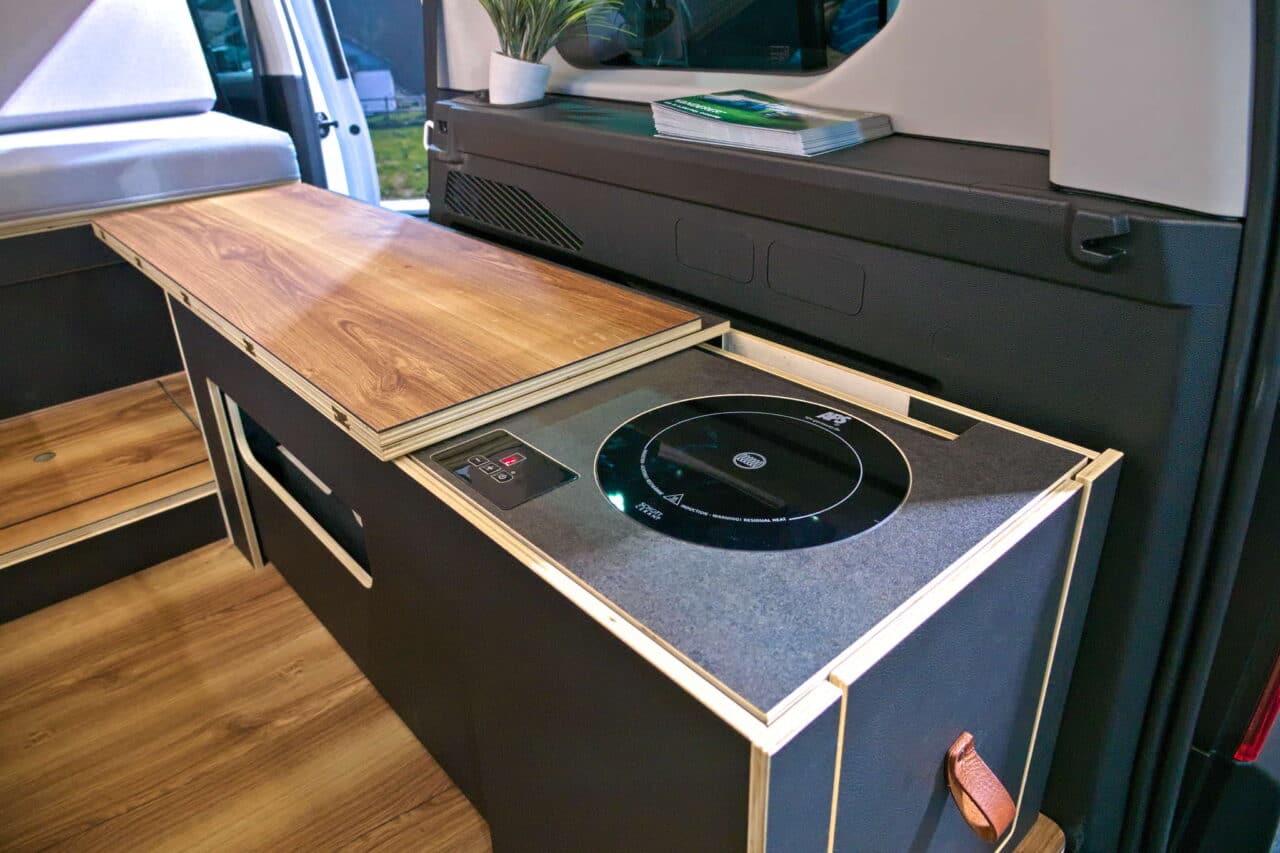 Vanderer One (2025): kompaktowy minikamper z modułowym nadwoziem i dachem sypialnym 13 vanderer one kuechenmodul