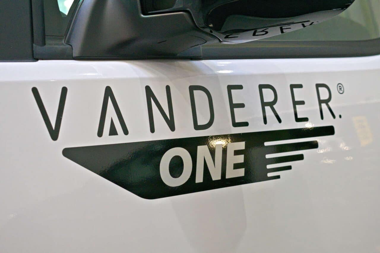 Vanderer One (2025): kompaktowy minikamper z modułowym nadwoziem i dachem sypialnym 18 vanderer one logo