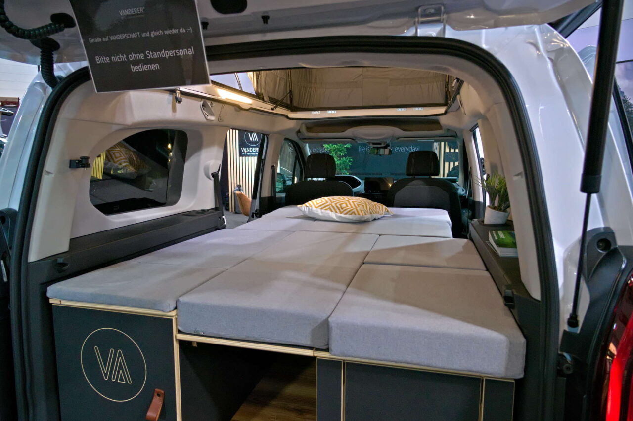 Vanderer One (2025): kompaktowy minikamper z modułowym nadwoziem i dachem sypialnym 11 vanderer one schlafplatz heck