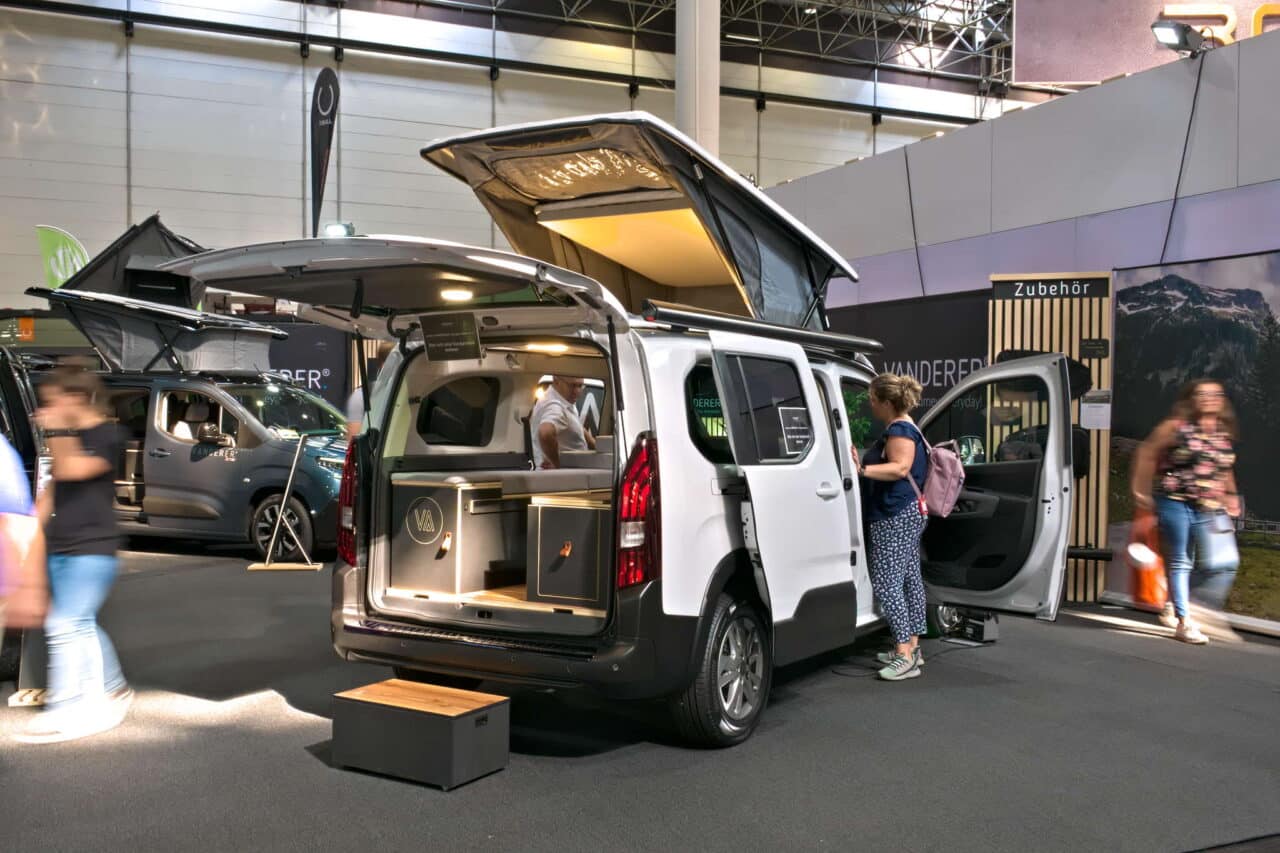 Vanderer One (2025): kompaktowy minikamper z modułowym nadwoziem i dachem sypialnym 19 vanderer one stand