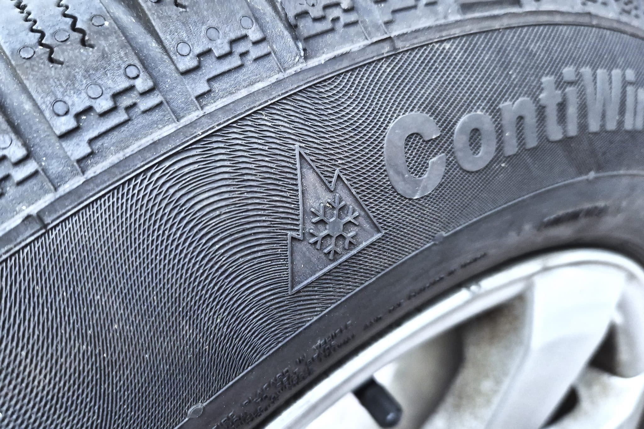 Bardziej rygorystyczne wymogi dotyczące opon zimowych: każdy, kto jeździ bez symbolu alpejskiego, ryzykuje mandat