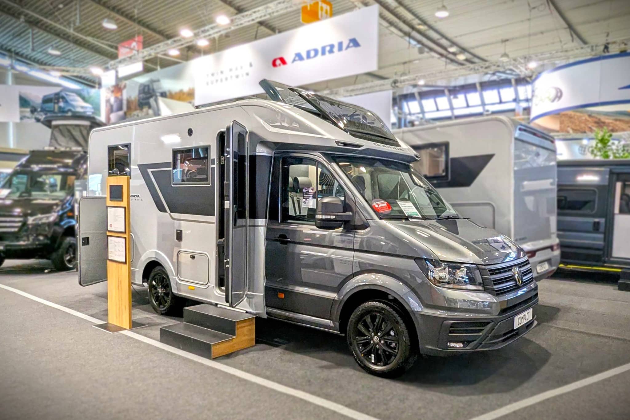 Adria Compact Max (2025) – Wąski, częściowo zintegrowany model z przyjemną atmosferą