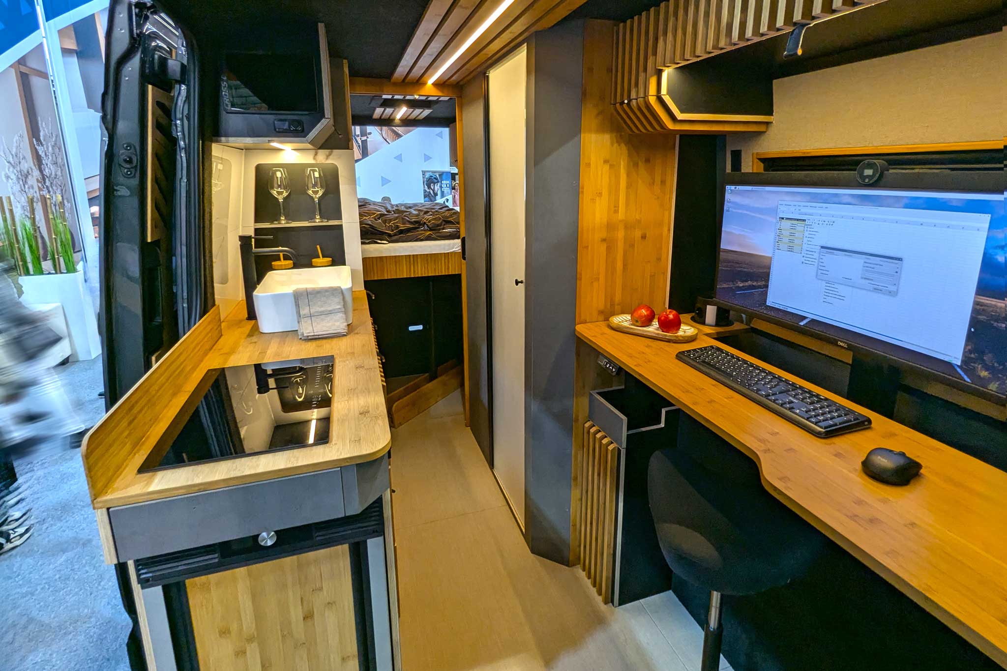 Alpine Cross Cabin Adventure Office (2025): wygodny kamper z bogatym wyposażeniem biurowym