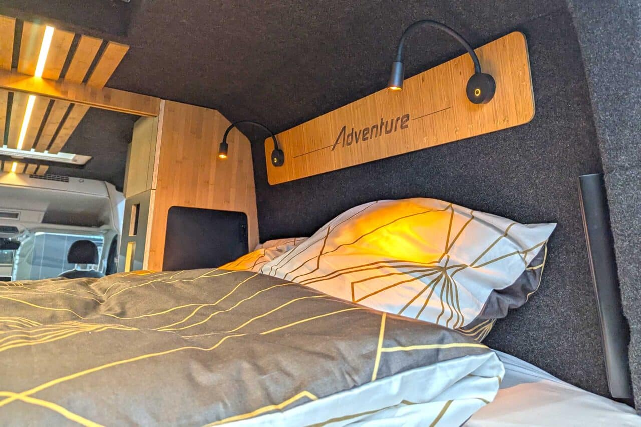 Alpine Cross Cabin Adventure Office (2026) w CMT 2025 - Łóżko z lampkami do czytania