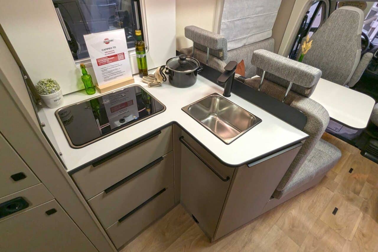 Bürstner Campeo TD 660 - popularny klasyk w nowej, eleganckiej odsłonie 4 buerstner campeo td 660 kueche