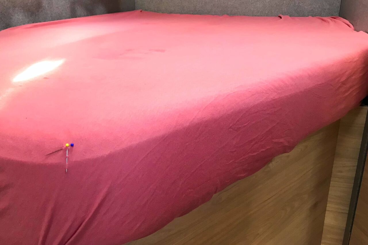 Materac o specjalnych wymiarach? Jak uszyć odpowiednie prześcieradło dla kamperów i przyczep kempingowych! 1 matratze wohnmobil sondergroesse spannbettlaken diy Ecken markieren