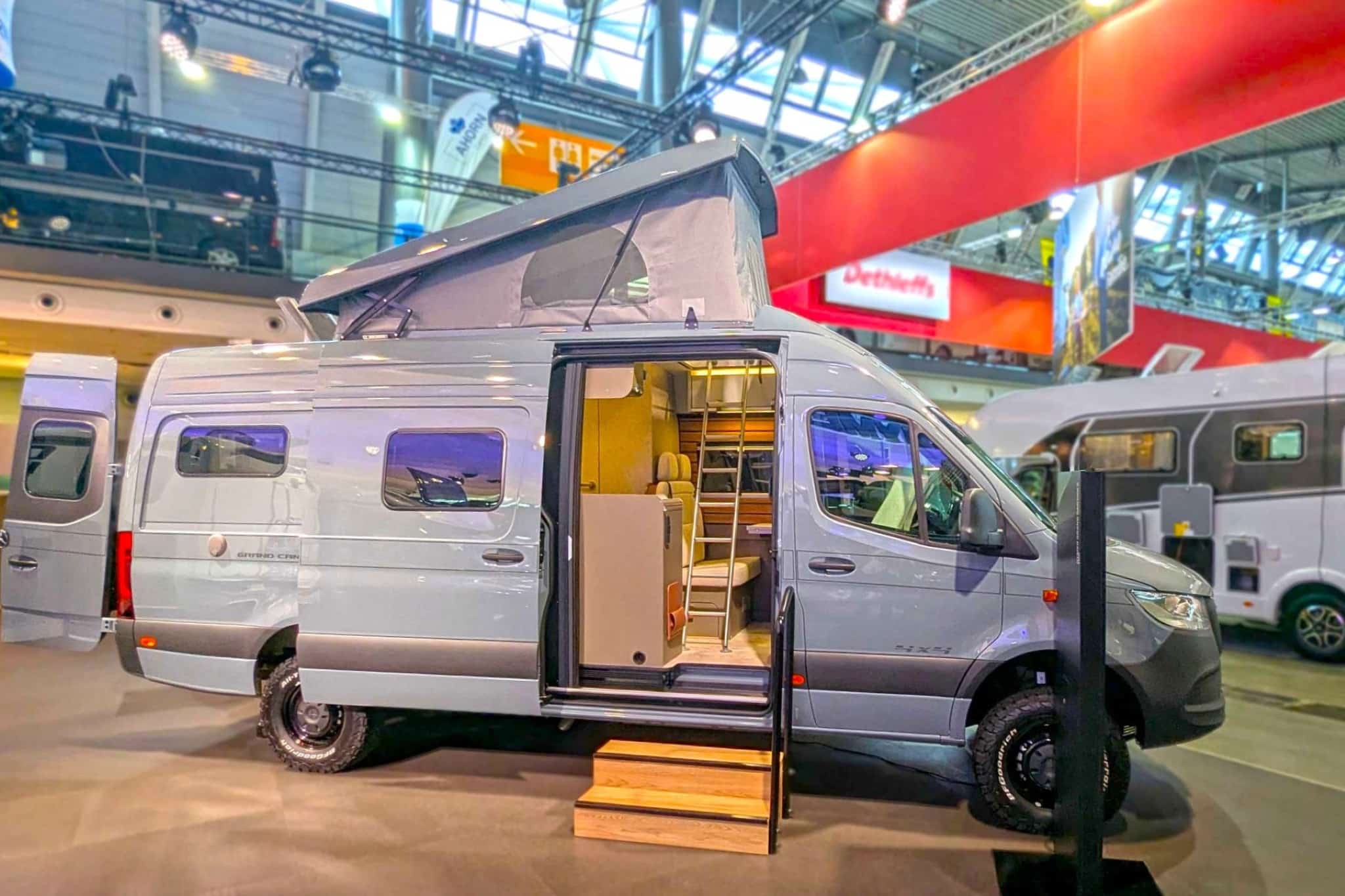 Hymer Grand Canyon S 700 (2025): Sprytna koncepcja przestrzeni ponad 7 metrów z podłużnymi łóżkami i obrotową wanną