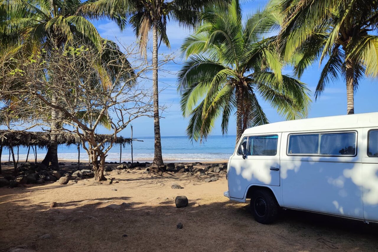 VW Bulli T2 am Strand von Mexiko
