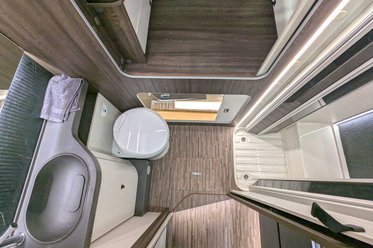 Mobilvetta Kea Compact (2025): Samochody kempingowe o wysokiej jakości wykonania i innowacyjnym wystroju wnętrza 6 Heckbad Mobilvetta Kea Kompakt 55 2802 1