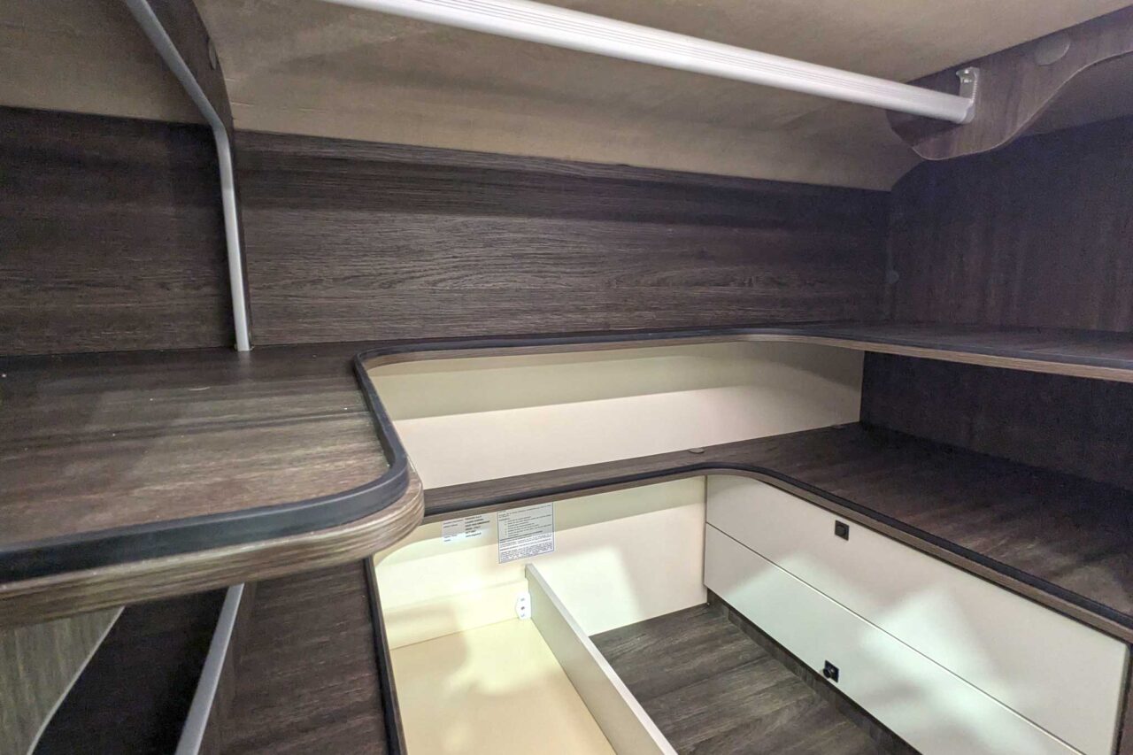 Mobilvetta Kea Compact (2025): Samochody kempingowe o wysokiej jakości wykonania i innowacyjnym wystroju wnętrza 7 Heckschrank Mobilvetta Kea Kompakt 55 8008