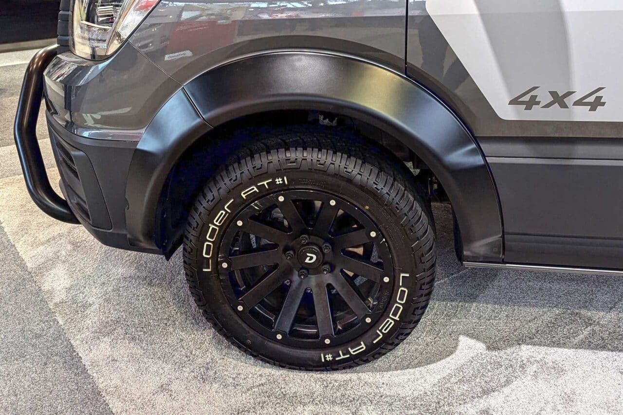 Gotowy do jazdy w terenie i na drodze: Dethleffs Globebus Performance 4x4 First Edition (2025) 9 dethleffs globebus performance 4x4 all terrain reifen