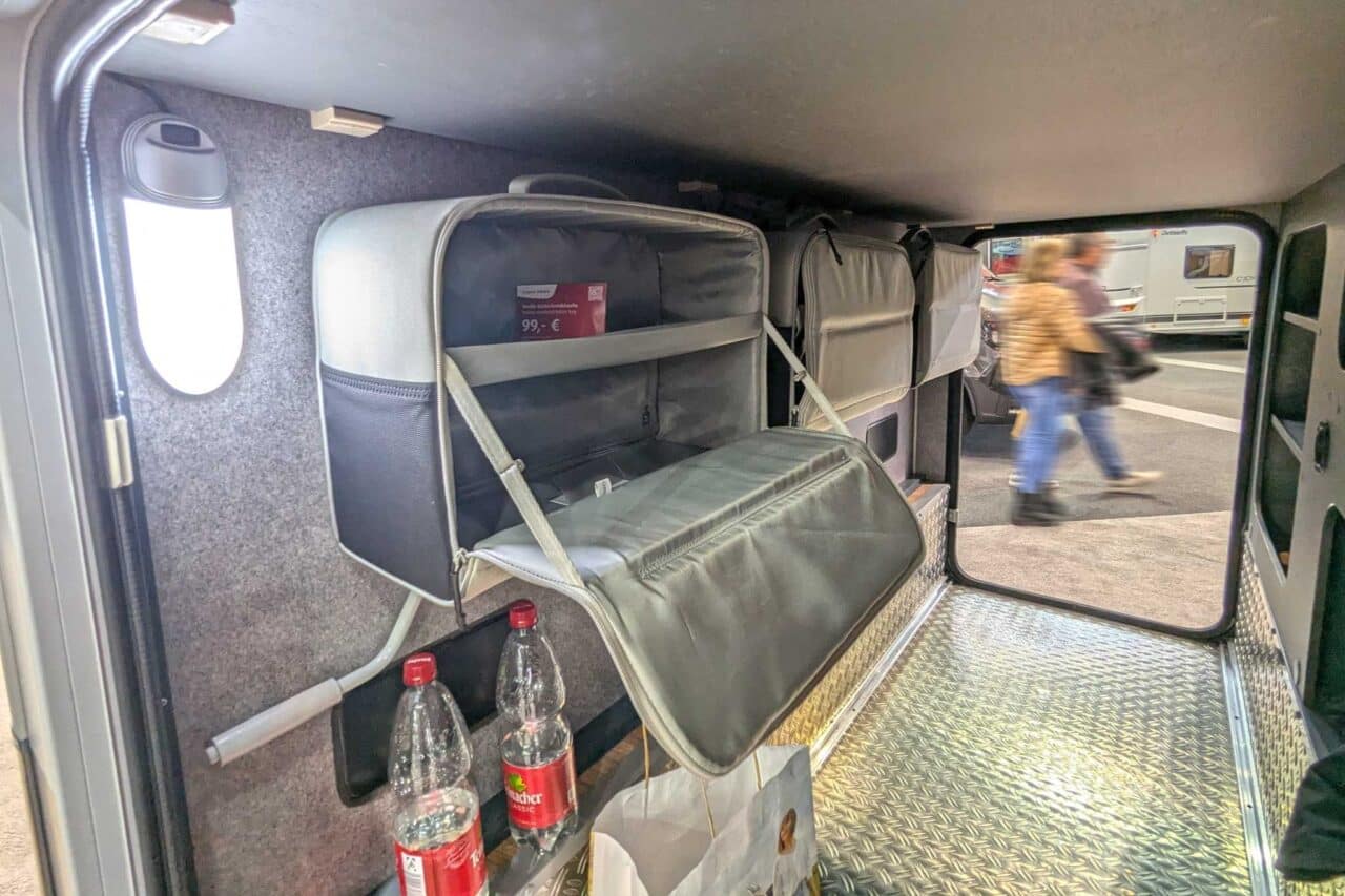 Gotowy do jazdy w terenie i na drodze: Dethleffs Globebus Performance 4x4 First Edition (2025) 7 dethleffs globebus performance 4x4 heckgarage