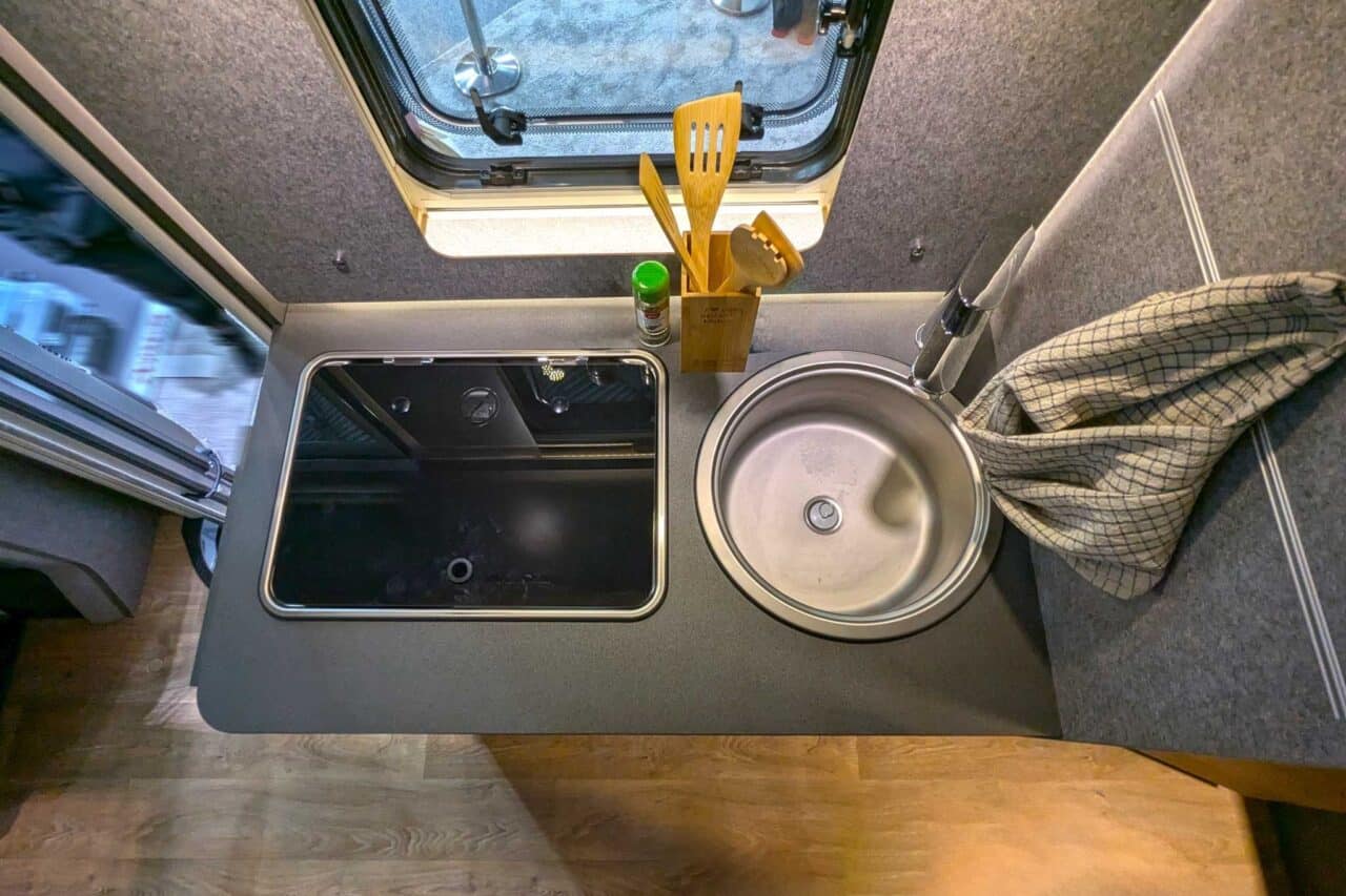 Gotowy do jazdy w terenie i na drodze: Dethleffs Globebus Performance 4x4 First Edition (2025) 2 dethleffs globebus performance 4x4 kueche
