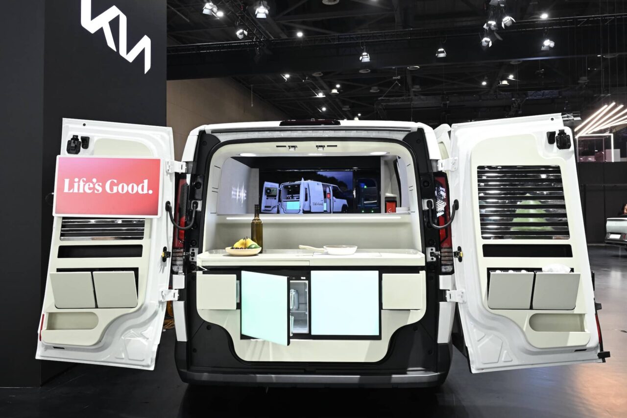 Technologia spotyka się z przygodą: KIA i LG prezentują futurystyczną koncepcję kempingu 1 KIA PV5 z lodówką, ekspresem do kawy i inteligentną szafą